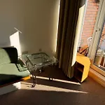 Two Bedroom Apartment Close To Uni & Shopping Center & Parking Free