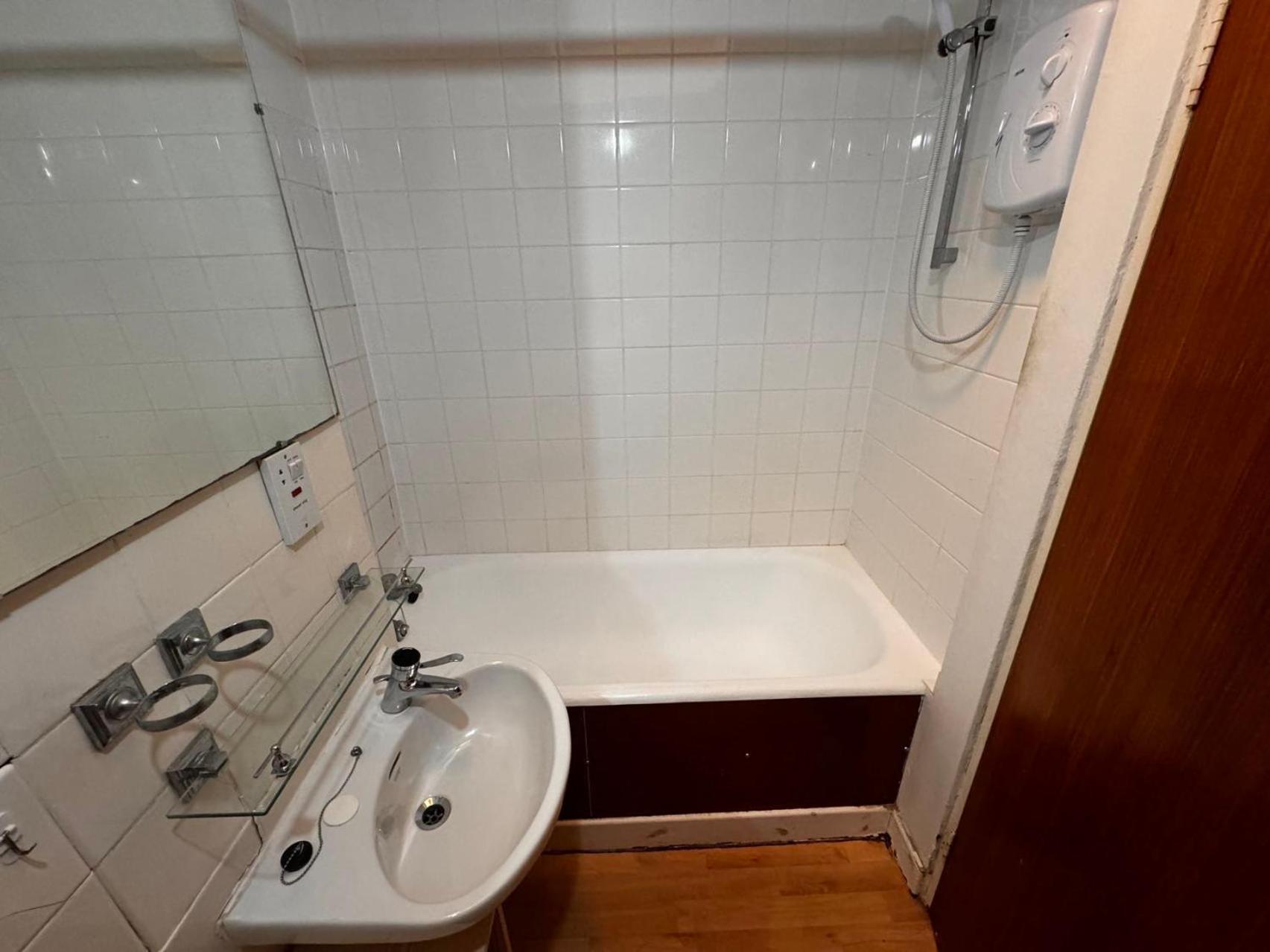 Apartment Two Bedroom Close To Uni & Shopping Center & Parking Free *